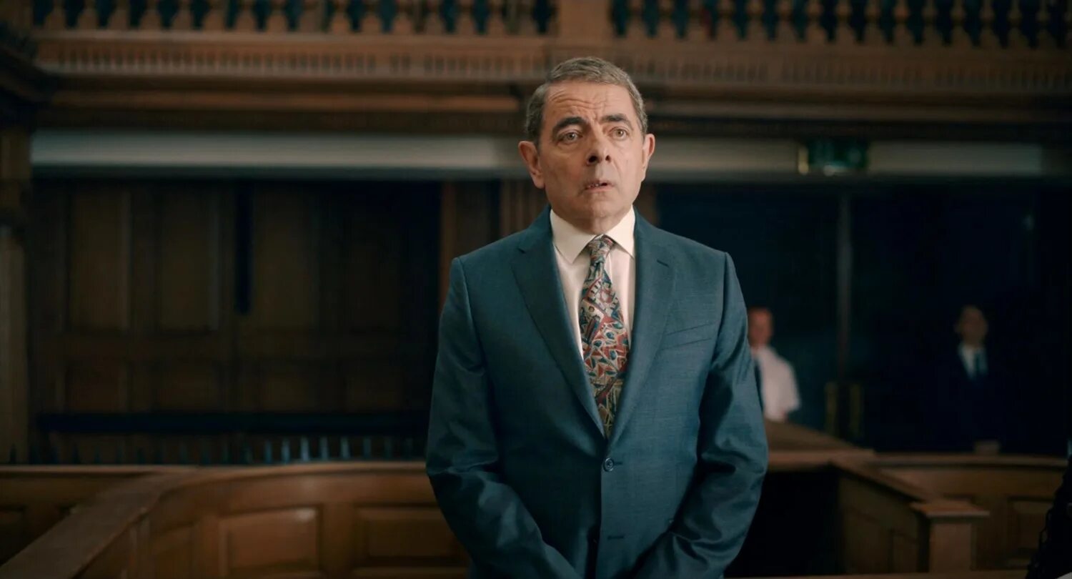 человек против пчелы роуэн аткинсон. человек против пчелы постер. пчела сериал аткинсон. человек против пчелы роуэн аткинсон. роуэн аткинсон человек против пчелы (сериал 2022 –.