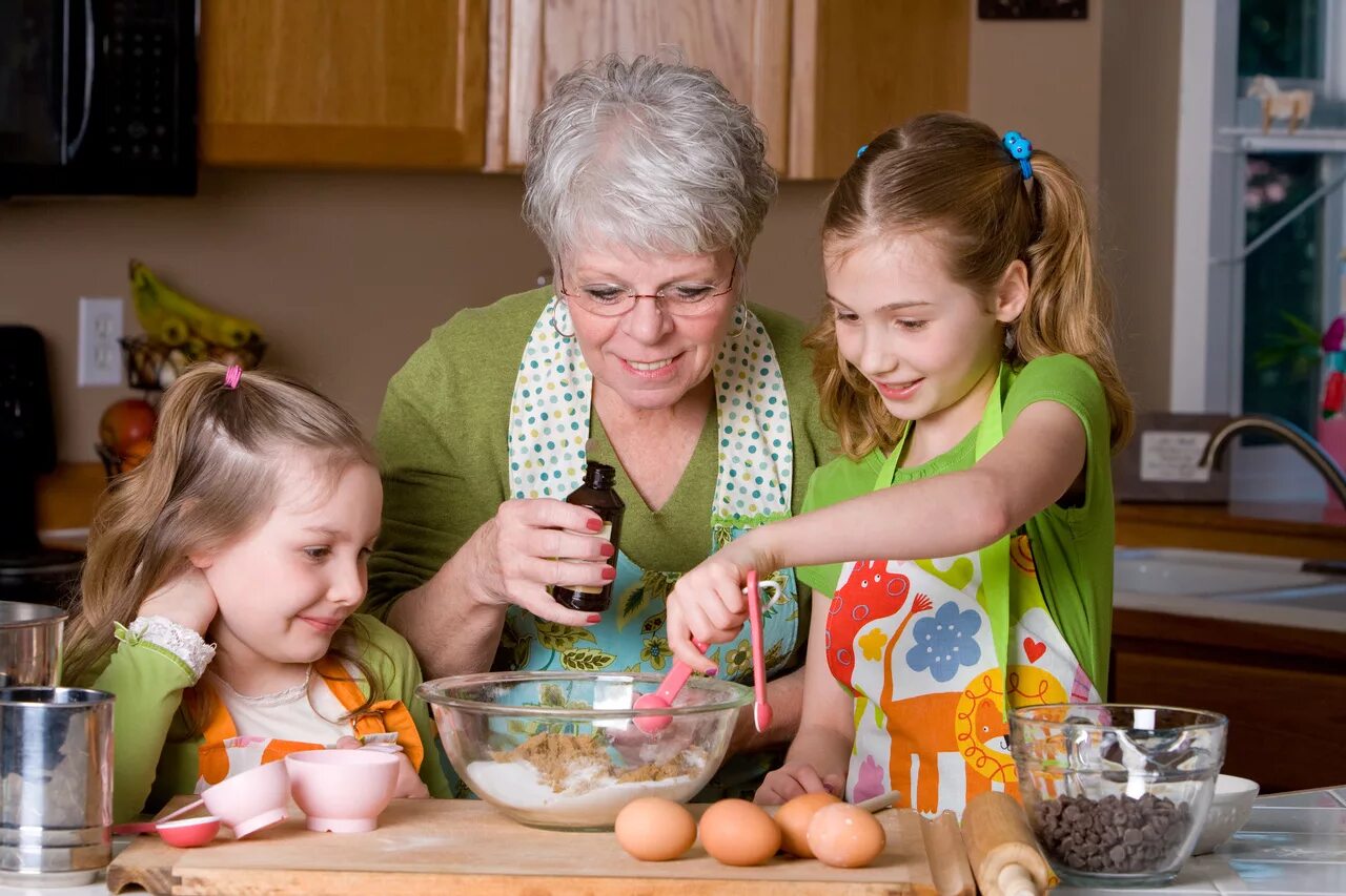 Забота о своей стране. Дети помогают родителям. Семейные праздники. Забота о бабушках и дедушках. Традиции семьи.