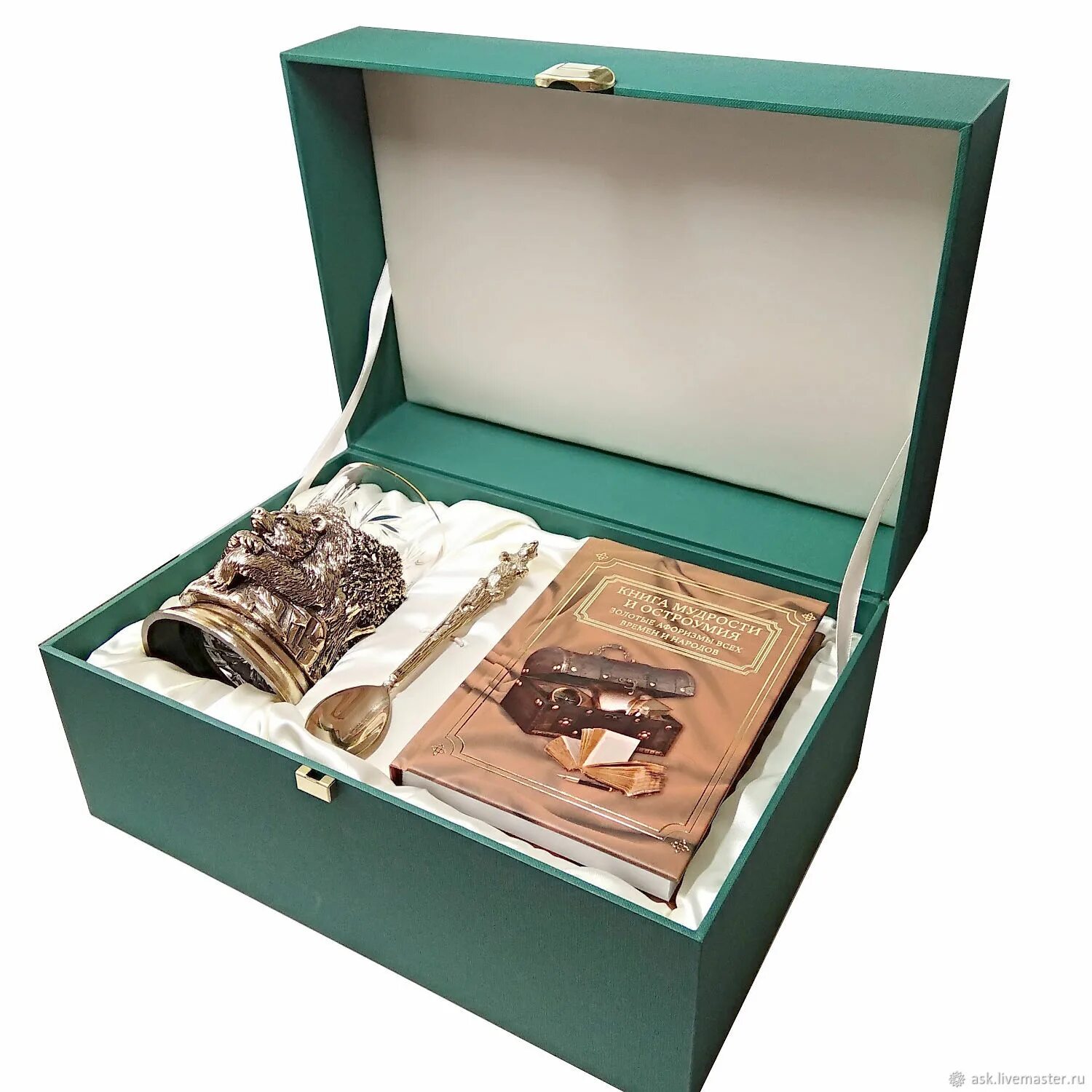 Настольные наборы садовод. Шампуры подарочные в кожаном чехле медведь. Набор медведей. Сувениры для иностранцев. Подарочный набор медведь.