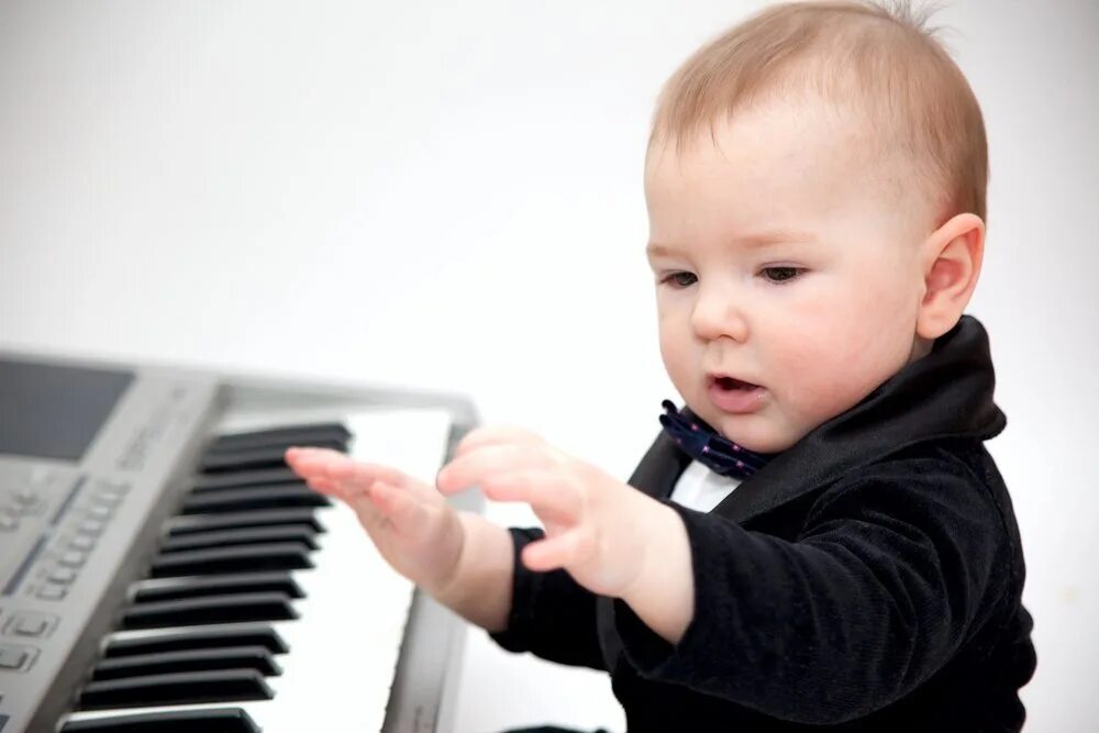 Дети на музыкальном занятии. Малыши поют. Музыкальные занятия для малышей. Классика для малышей.