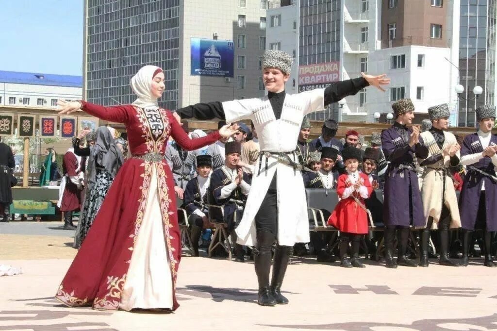 Народы кавказа ингуши национальный костюм. Национальный костюм чеченцы-аккинцы. Народы кавказа чеченцы. Чеченский национальный костюм. Нохчи ловзар.