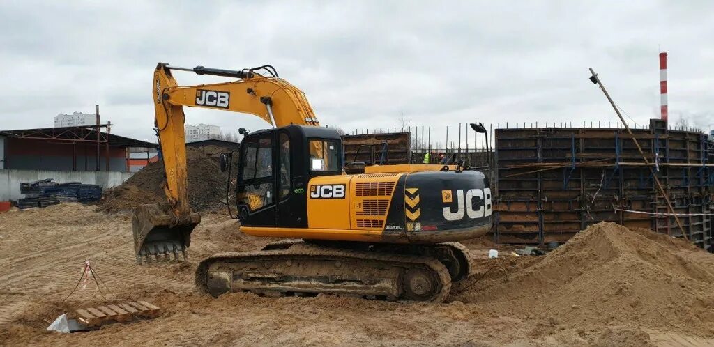 Экскаватор калуга. JCB js205nlc. Экскаватор JCB js205nlc. JCB 205 NLC. Гусеничный экскаватор JCB js205nlc.