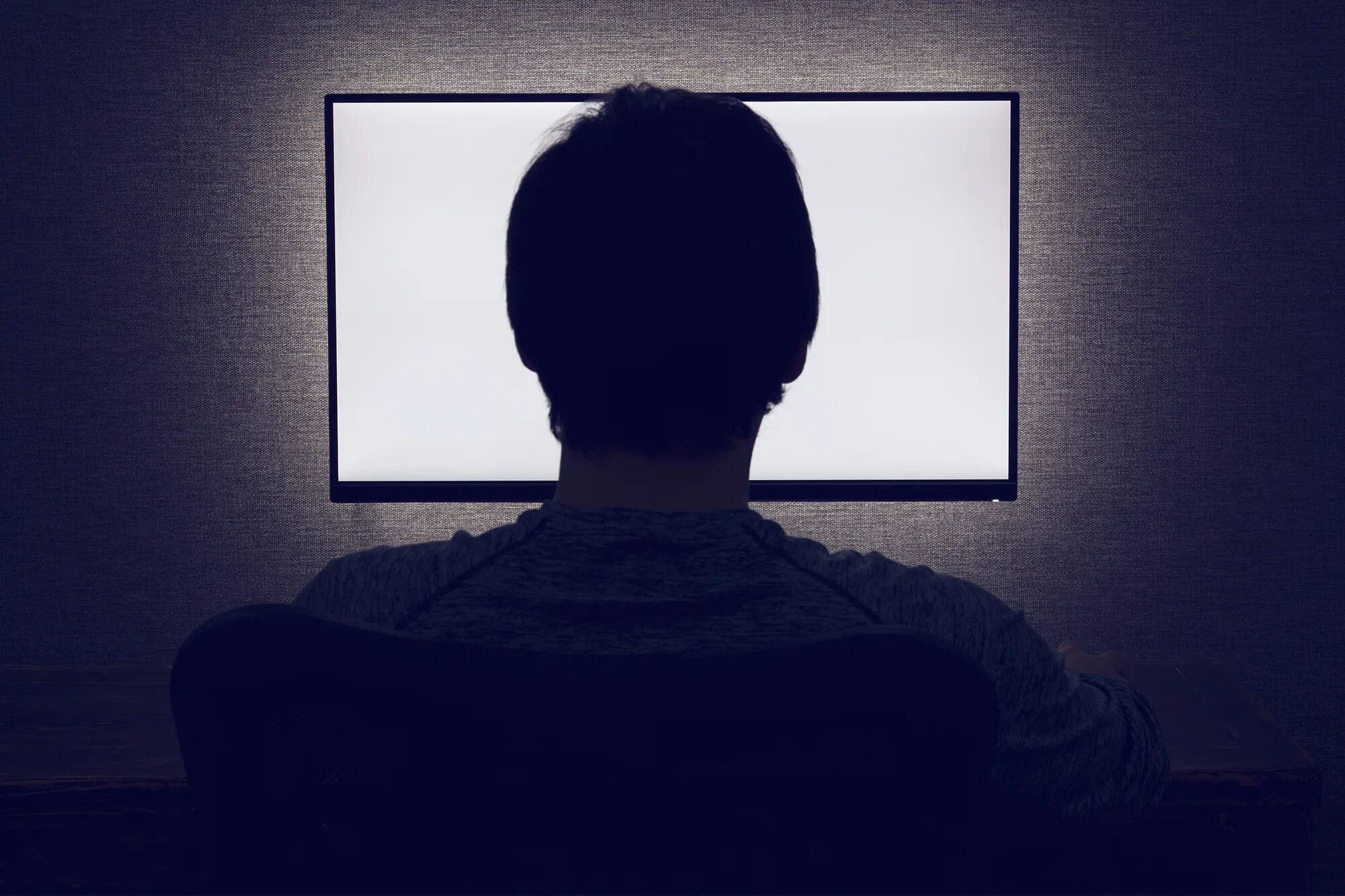 Person tv. Человек перед монитором. Человек перед экраном. Человек перед телевизором в темноте. Телевизор в темноте.