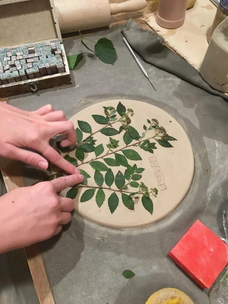 глинка студия. гончарная студия глинка. глинка мастерская. мастерская в квартире женская. глинка студия.