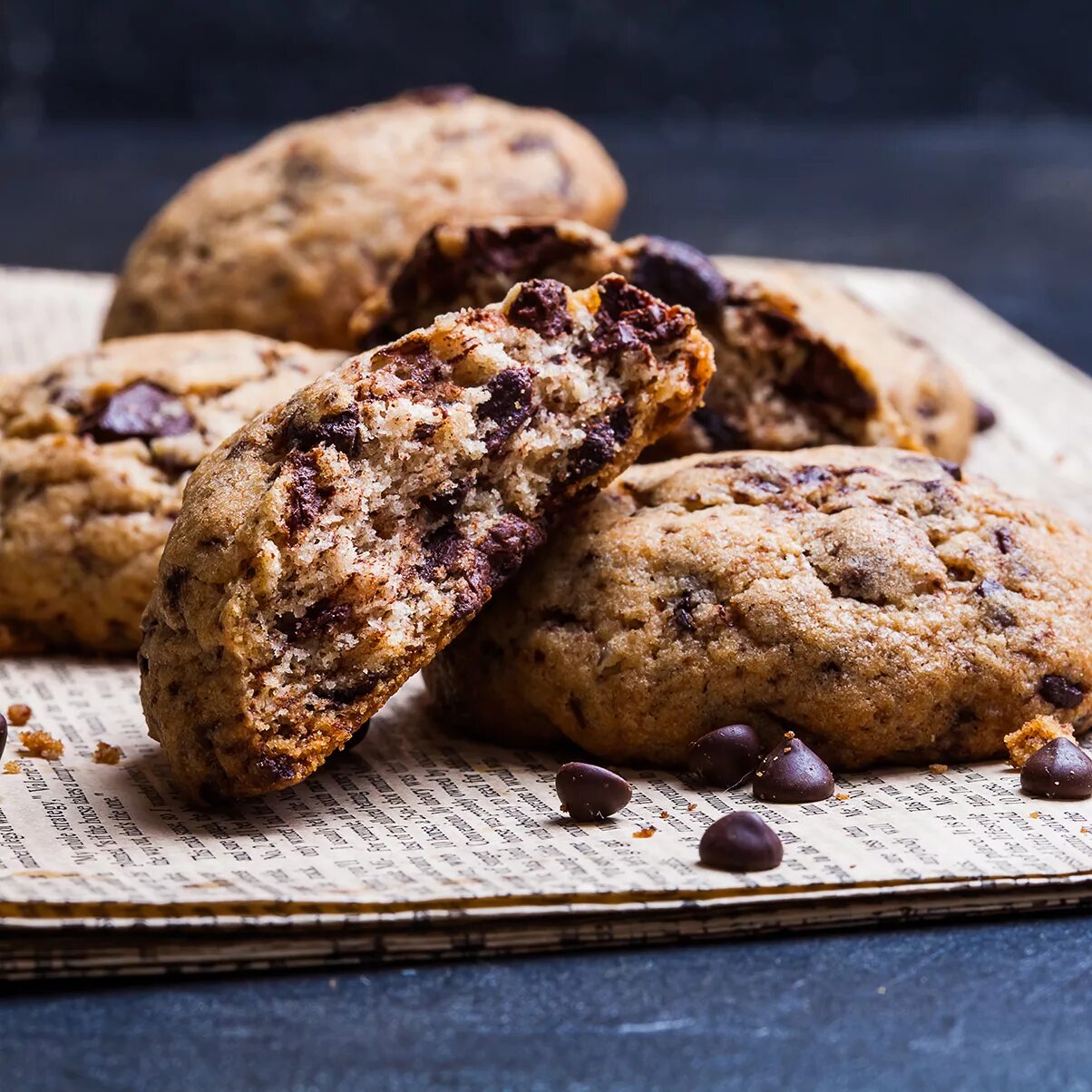 печенье. печенье с шоколадной крошкой. кусочек печеньки. -20 гр. американское шоколадное печенье кукис.