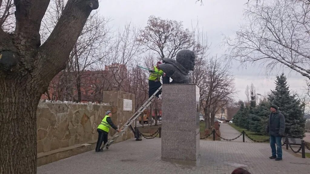 Работа дворники ростов. Дворник. Дворники цыганки. Дворники в московских дворах. Молодой дворник.