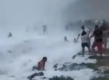 Девушку смыло волной видео