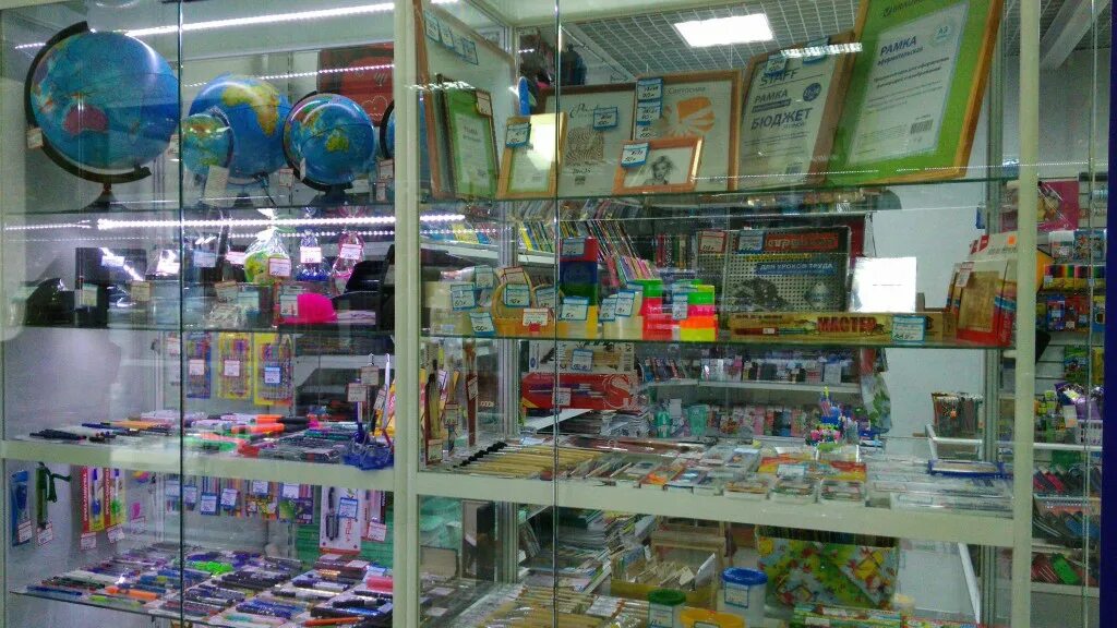 Канцелярия ассортимент. Выкладка канцелярии. Карандаш магазин канцтоваров. Gross магазин. Книжный магазин картинки.
