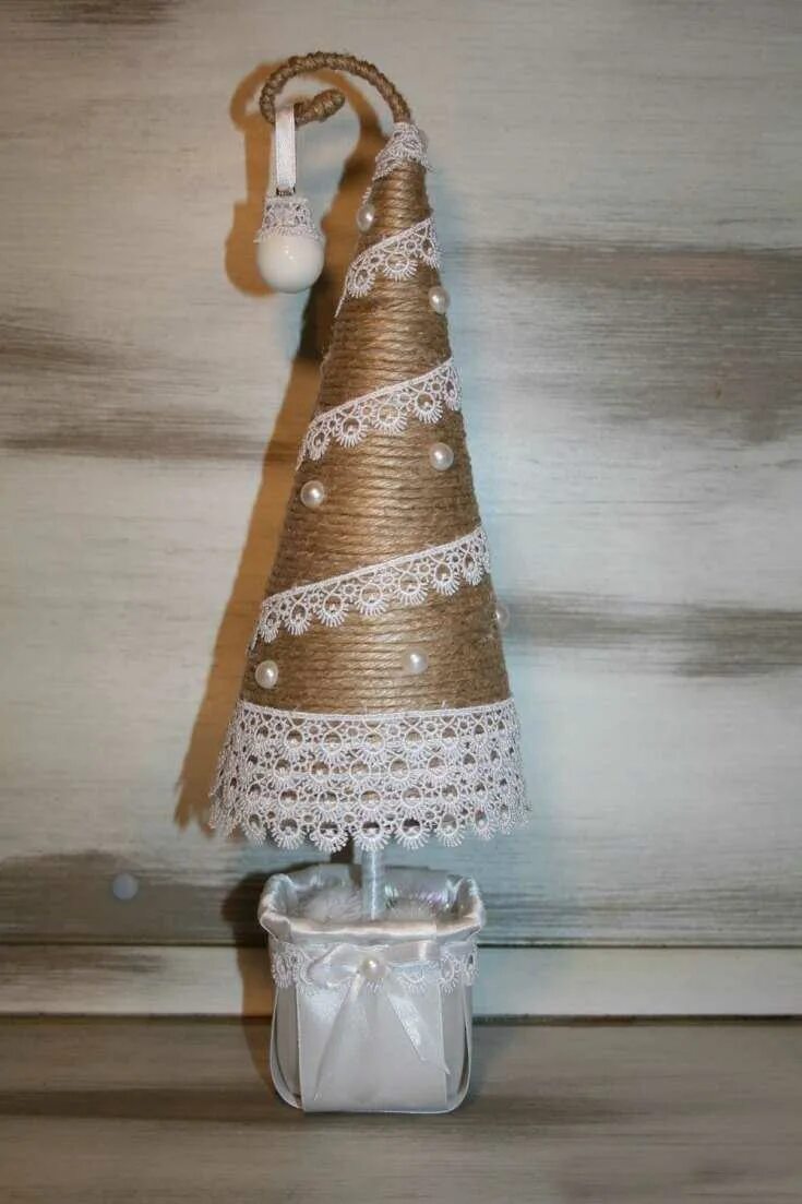 елочные игрушки из шпагата. елка из бечевки. поделки из бечевки на новый год. поделка елка из джута. елочка из джута.