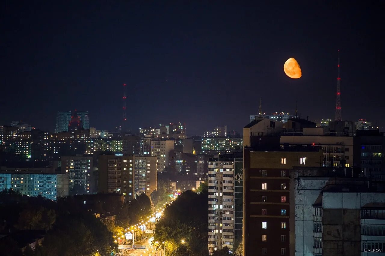Ночь 18 апреля. Луна над городом. Ночь над городом. Город на Луне. Ночное небо над городом.