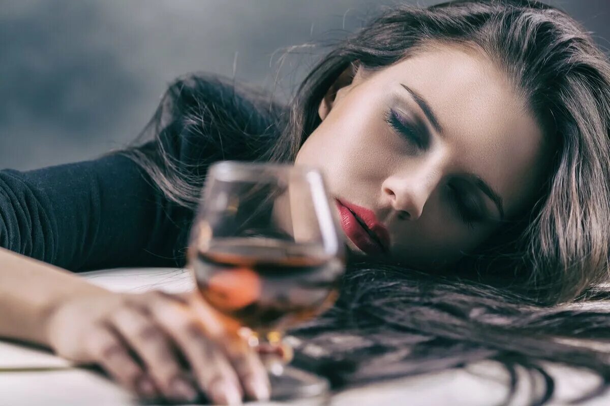 Красивые пьющие женщины. Красивые девушки и алкоголь. девушка с алкоголем. женщина пьет. пьющая девушка.