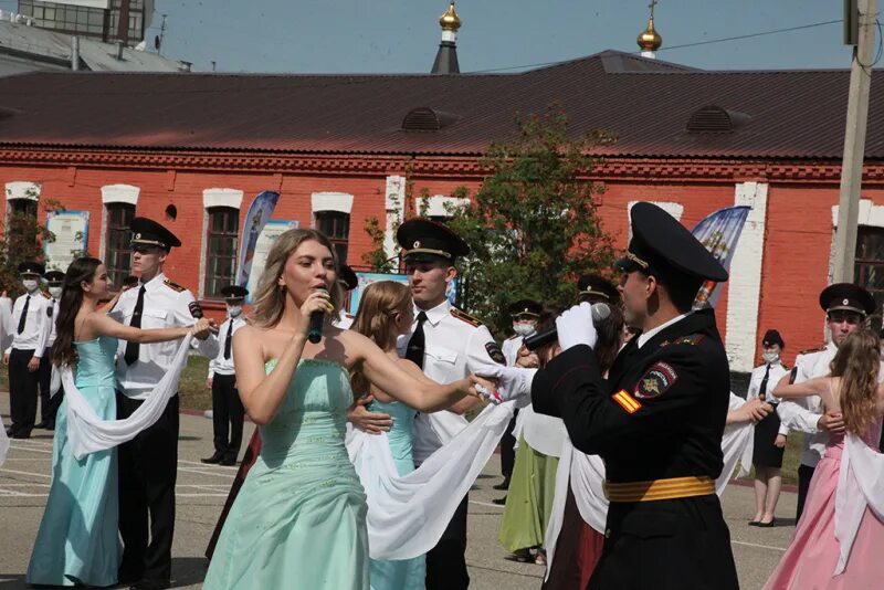 Выпуск молодых. Барнаульский юридический институт мвд выпуск 2012. белгородский юридический институт мвд россии выпуск 2002. плац бюи. офицерский выпускной с девушками.