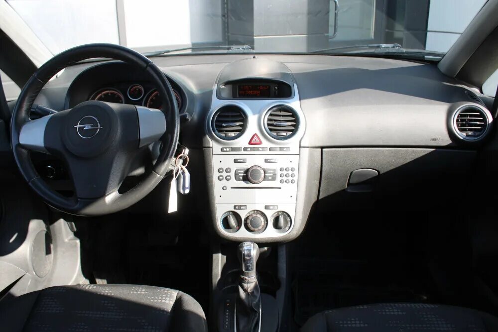 Корса автомат купить. Opel Corsa b 2012 салон. Opel Corsa 2012 салон. Опель Корса автомат 1.4 ступенчатый. Опель Корса автомат салон.