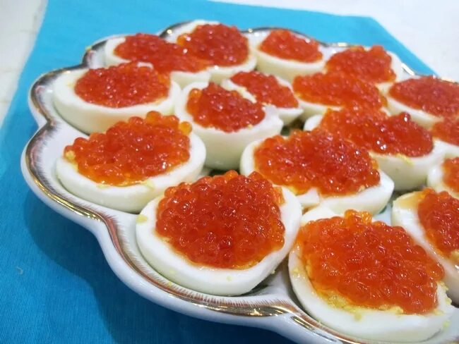 яйца фаршированные селедочной икрой. яйца фаршированные селедочным маслом. яйца фаршир икрой. перепелиные яйца с красной икрой. икра с желтком.