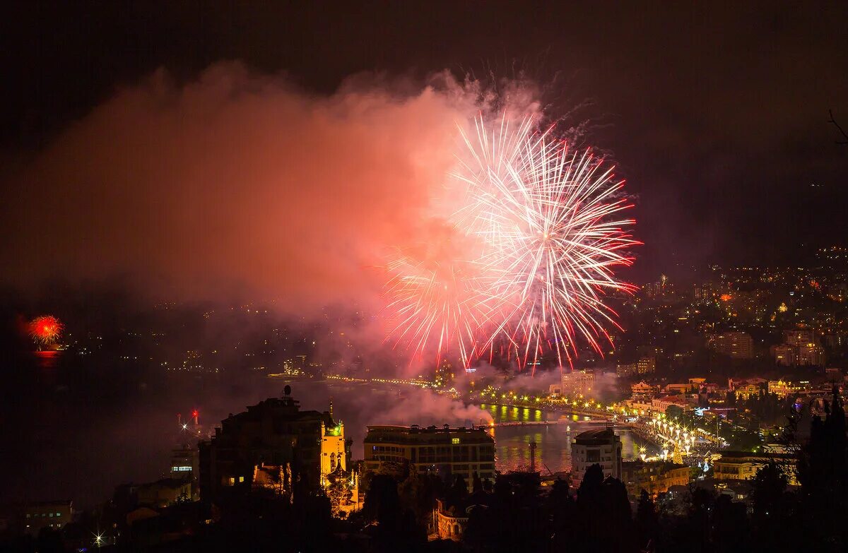 ялта зима 2022. ялта парад дед морозов. новогодний салют в ялте 2018 с высоты. мероприятия в ялте на новый год. елка в ялте.