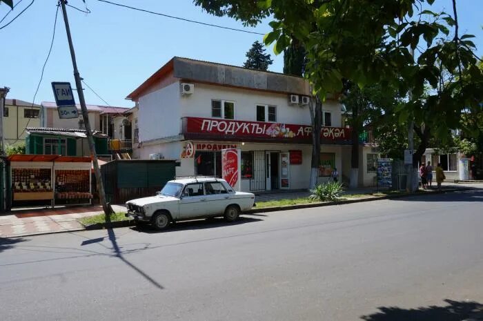 улица альпийская гагры абхазия. торговый центр континент гагра. гагра ул апсха леона. гагры магазины. гагры магазины.