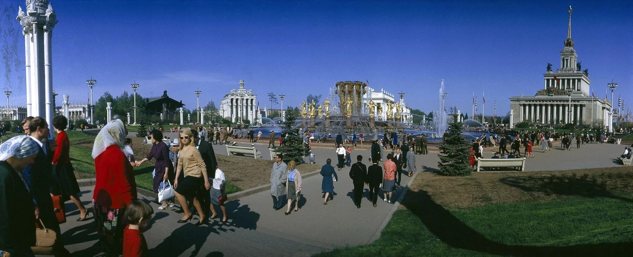 Движение первых поездка на вднх. Вднх в москве 1990. вднх 80-е. вднх 2000 год. вднх в 1990 годы.