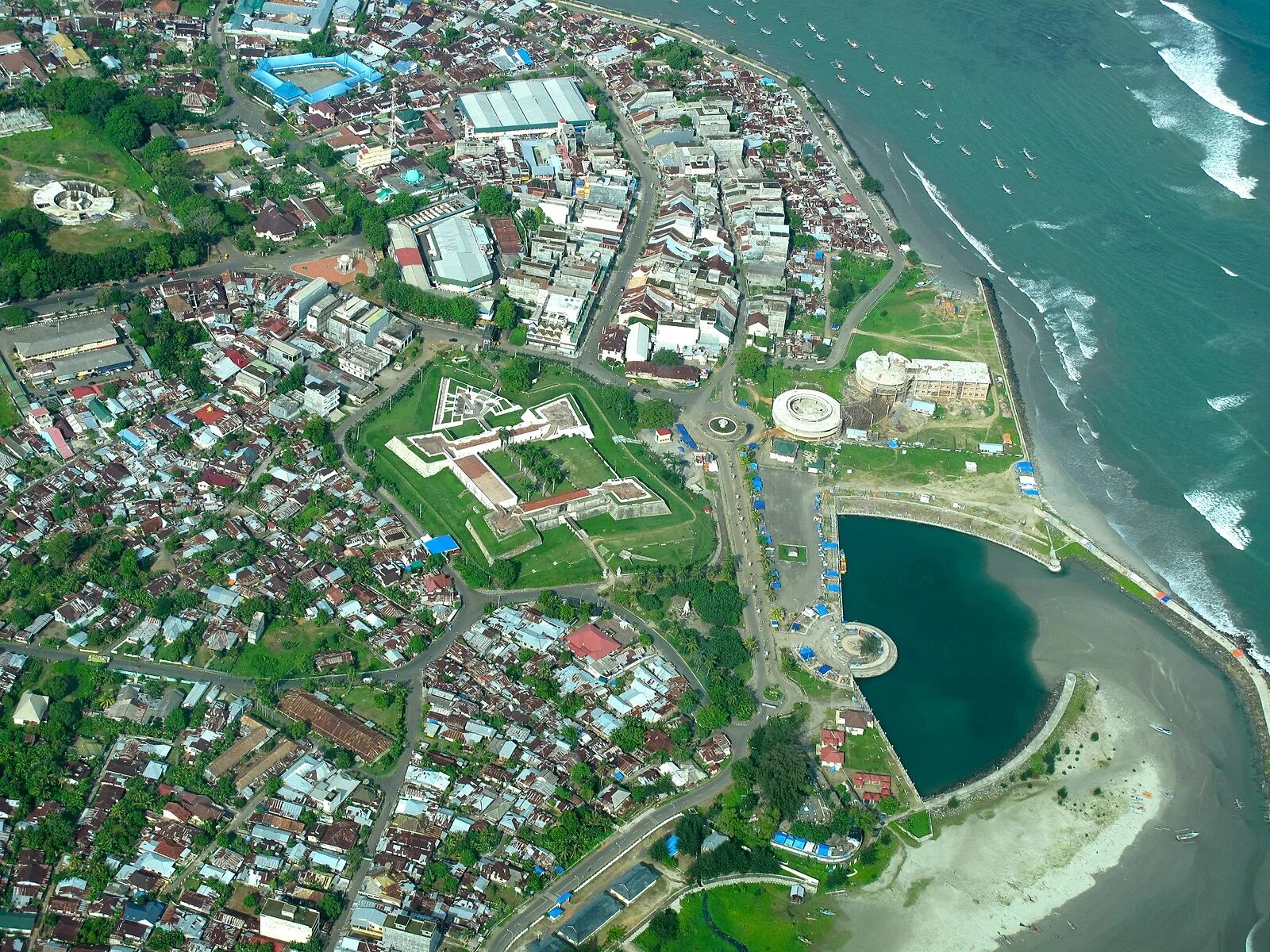 Бенкулу (город). Суматра Бенгкулу. Bengkulu город. Бенгкулу город в Индонезии. Бенгкулу муту