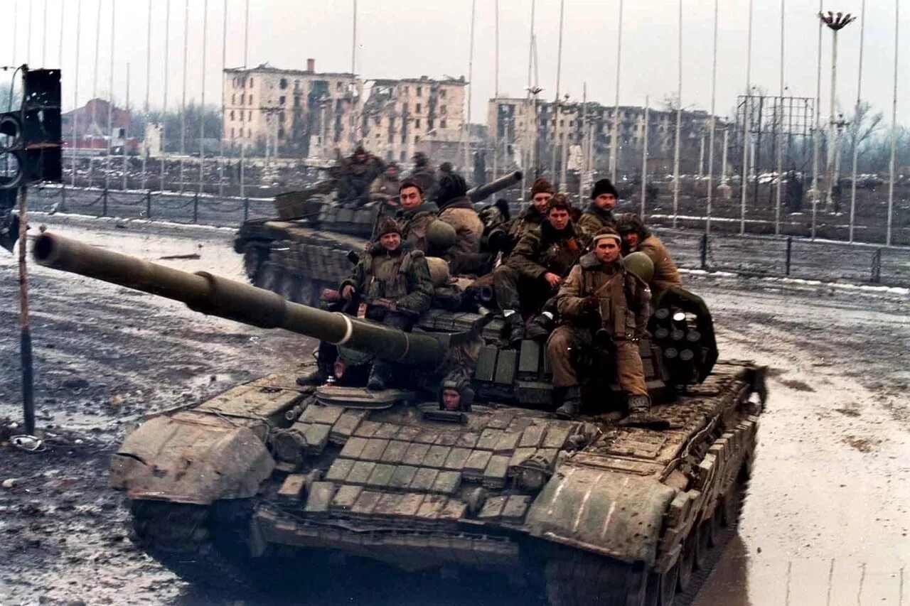 Танковые войны 1. Штурм Грозного (декабрь 1994 — март 1995). Т-72б1 в Чечне. Т-72б в Чечне. Чечня 1994 штурм Грозного танки.