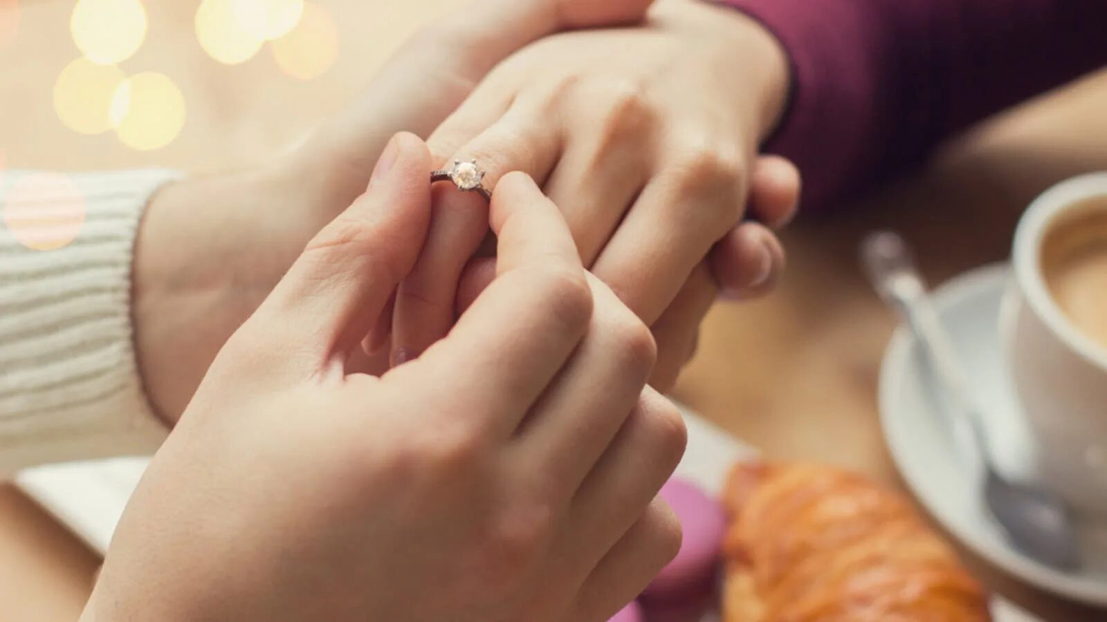 Приснилось кольцо мужа. Предложение в кафе кольцо. Рассматривает кольцо на пальце подруги. Помолвка. Свекор обои.