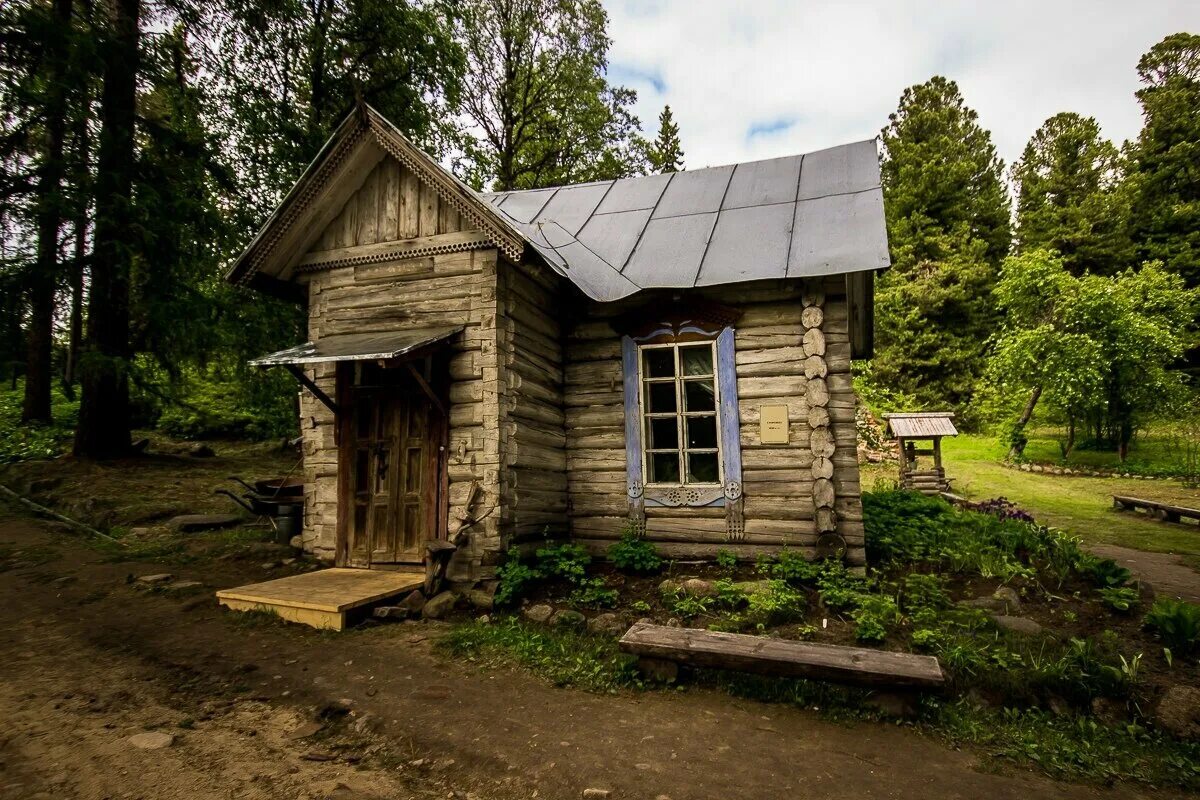 Сторожа в лес. Лесной дом лесника. Охотничья изба Хохловка. Сосновый лес изба скит Торжок. Лесные домики лесника.