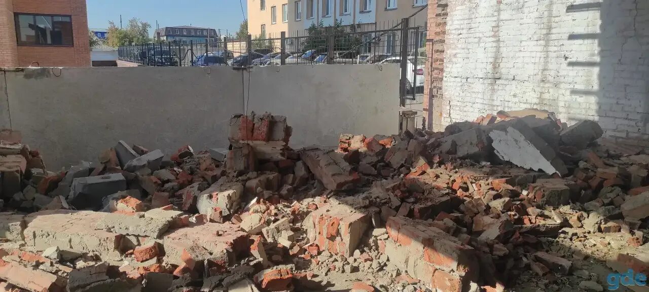 Сносят школу омск. Снос омск. Омск ветхое жилье. Арена омск снесли. Куюки дом обрушился.