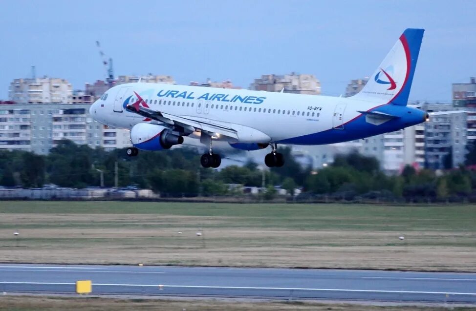 Авиакомпании омск. Laudamotion. Самолет омск москва - внуково. Нижневартовск омск самолет. Ssj 100 ред вингс.