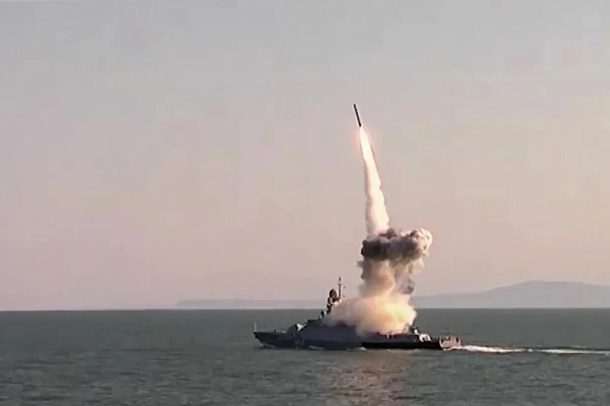 Ракета корабль. Ракетные катера тоф. Полет крылатой ракеты. Зрк sea sparrow. Пуск калибров с корабля.