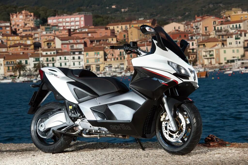 Быстрые мопеды. Aprilia SRV 850. Скутер Aprilia SRV 850. Honda Forza 750. Априлия 850 максискутер.