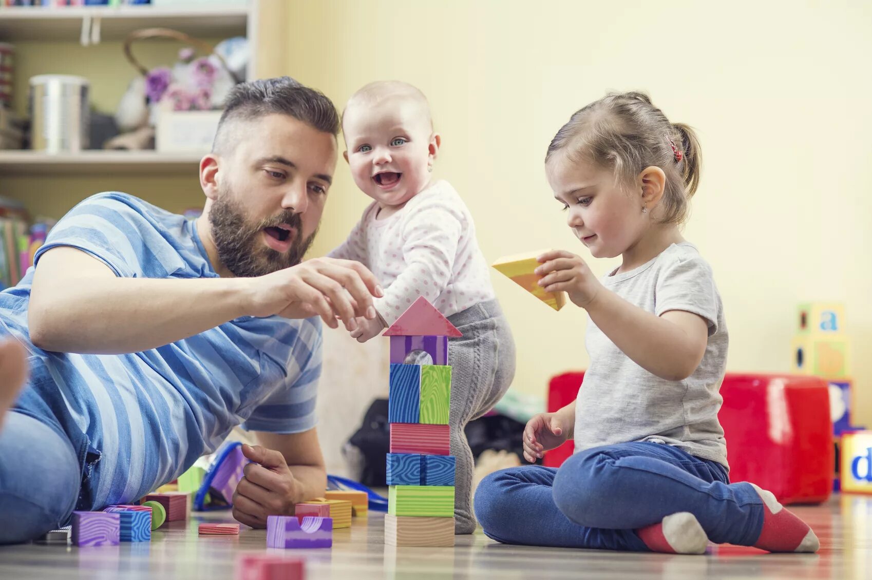 Dad likes playing. Воспитание ребенка. Родители и дети. Игры для детей. Детям о папе.