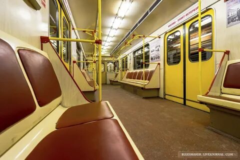 Красный поезд метро