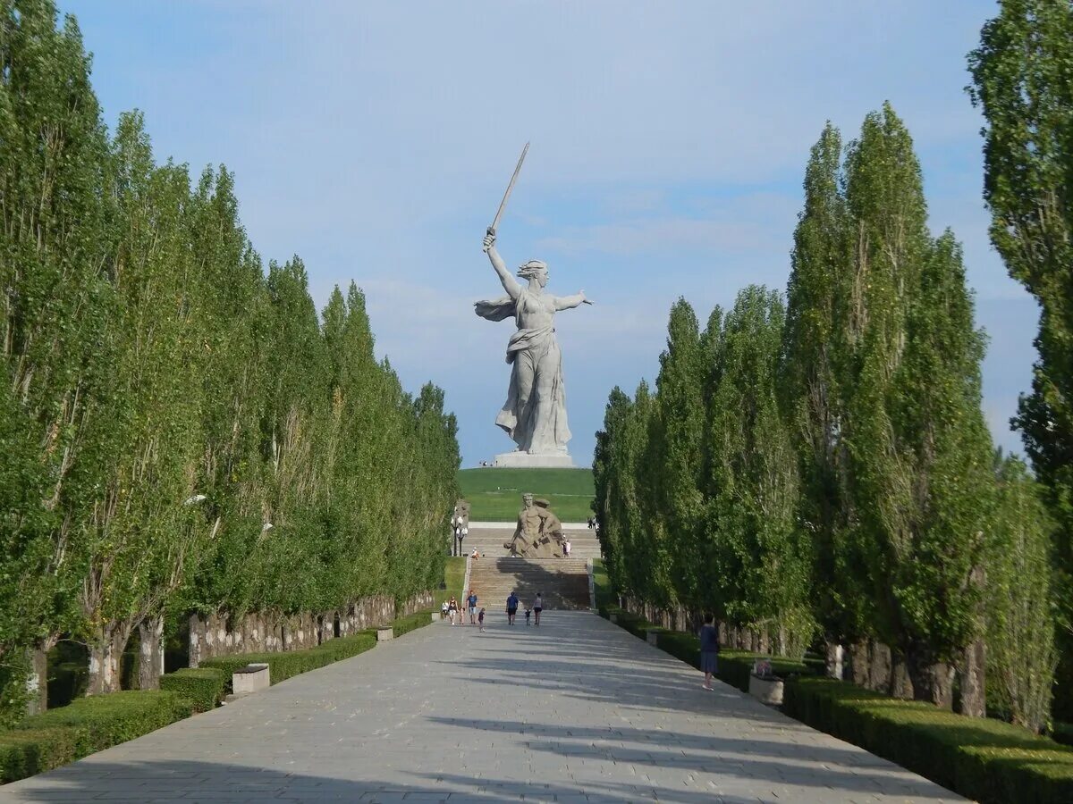 Мамаев Курган Волгоград. Мемориальный комплекс Мамаев Курган. Аллея пирамидальных тополей Мамаев Курган. Аллея в Волгограде на Мамаевом Кургане.