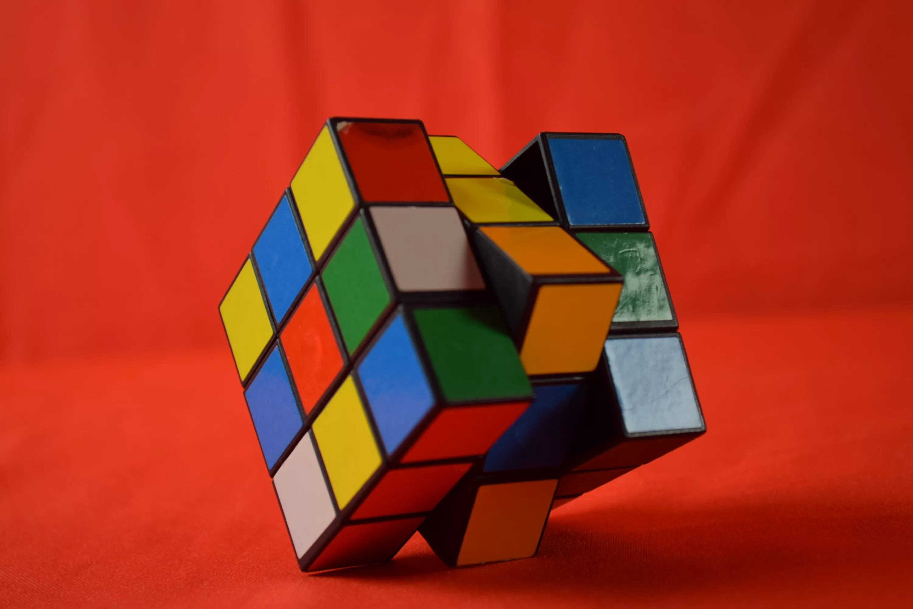Цвета рубика. Кубик в Кубе кубик Рубика. Кубик рубик 1000000x1000000. Кубик Рубика 10х10 рекорд. Асимметричный кубик Рубика.