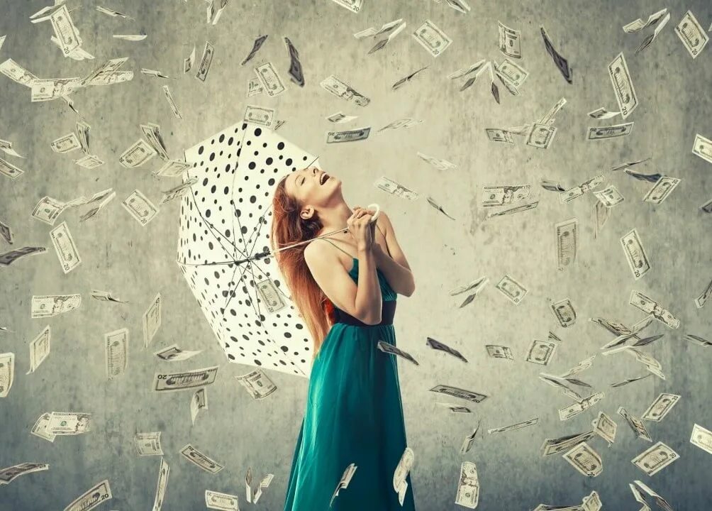 Женщина притягивающая деньги. Женщина и богатство. Денежный дождь. Женщина с деньгами. Денежный поток для женщин.