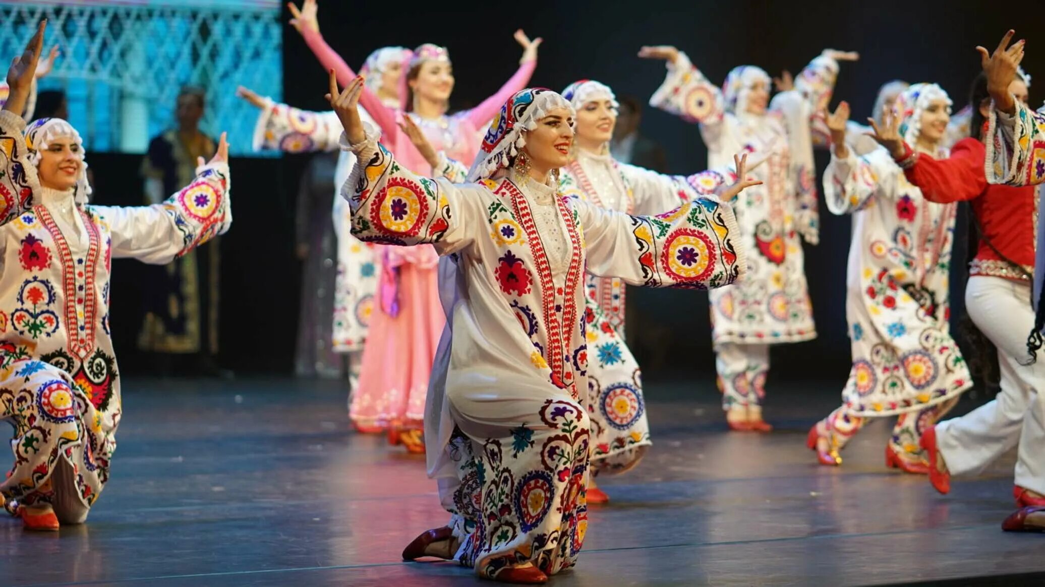 Ансамбль Гулрез Таджикистан. Культура Таджикистана. Национальный ансамбль Таджикистана. Национальные танцы Таджикистана. Танцующий таджик