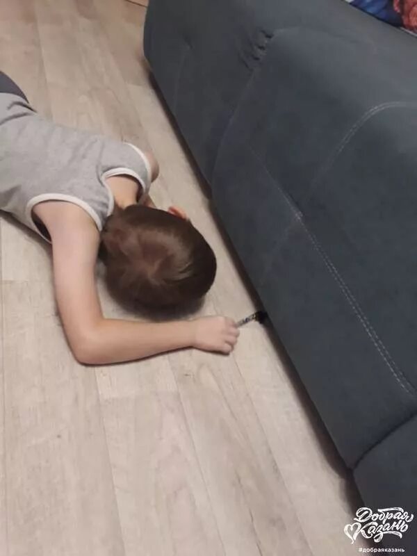 Под диваном. Достать из под дивана. Достать из под дивана. Смешной диван. Достать из под дивана.