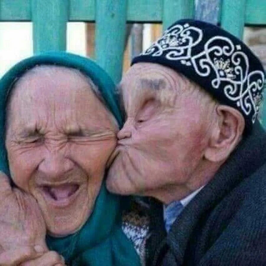 Поцелую дедушку. Бабушка и дедушка. Бабушка целует. Узбекская бабушка дедушка. Веселые бабушка и дедушка.
