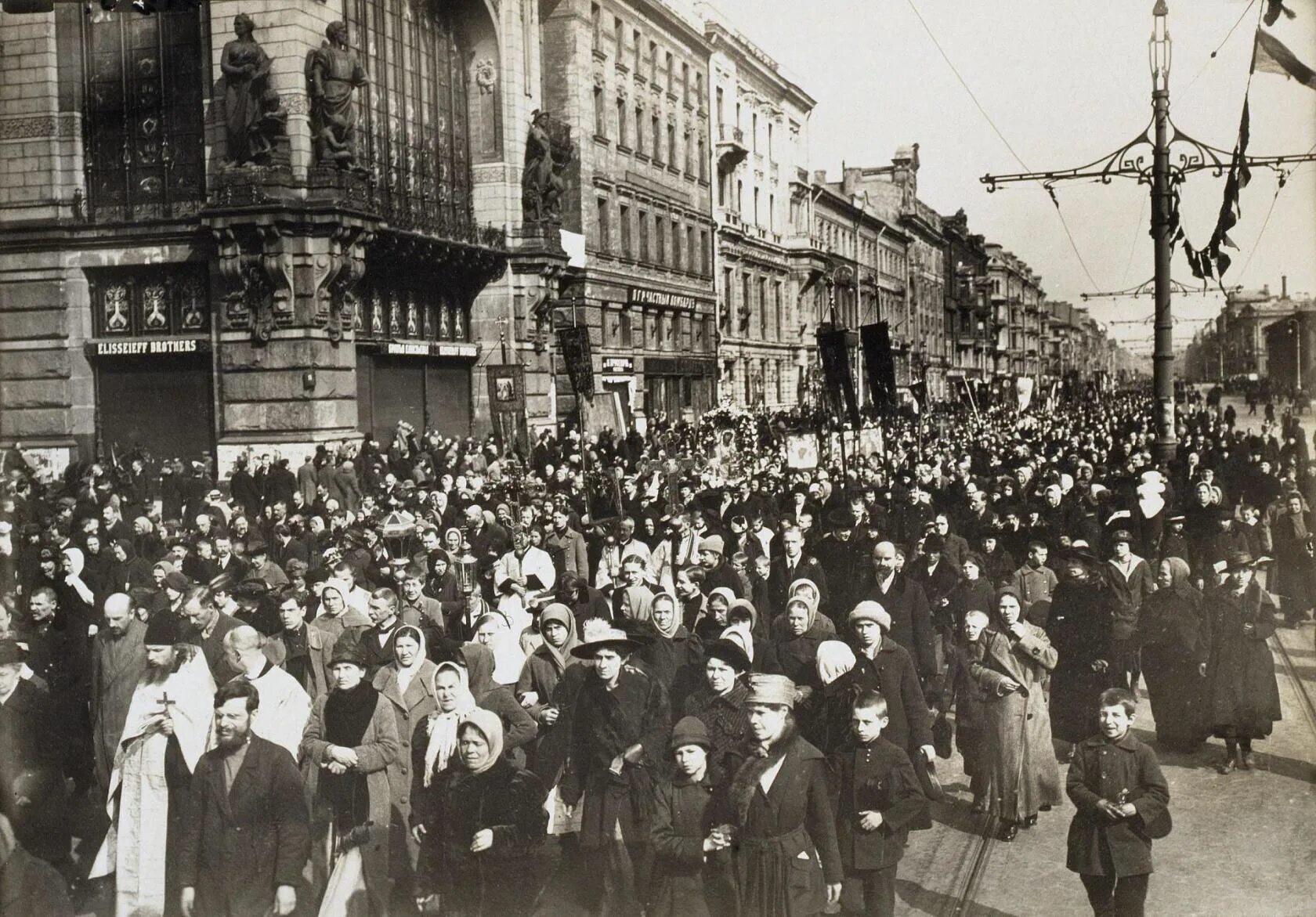 Массовая демонстрация в петрограде. Крестный ход 1918 Петроград. Петербург 1918 год. Демонстрации на Невском проспекте в Петербурге в 1918. Крестный ход на красной площади в 1918 году.