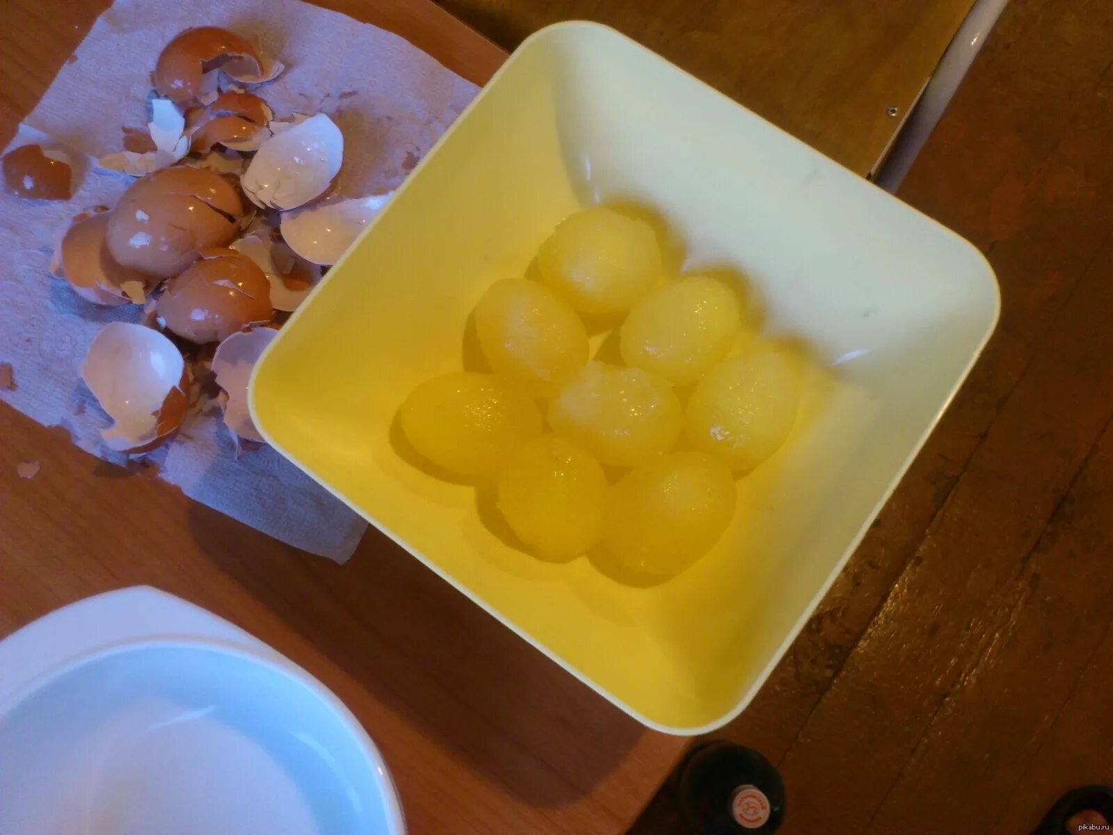Можно заморозить желтки. Форма для заморозки яиц. Замороженные яйца. Подмороженные яйца куриные. Замороженное куриное яйцо.