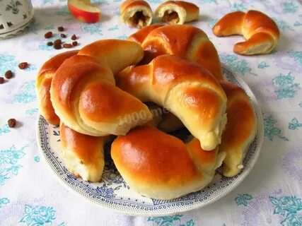 Рогалики с яблоками из дрожжевого теста