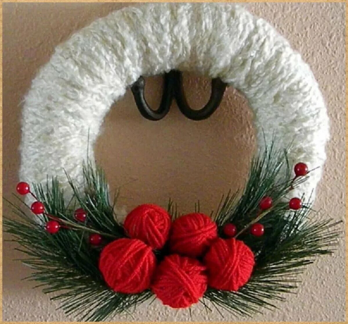 поделка снежинка из ниток. поделки на новый год из шерстяных ниток. рождественский венок украшенный помпонами. шар из помпонов на елку. поделки с нитками.