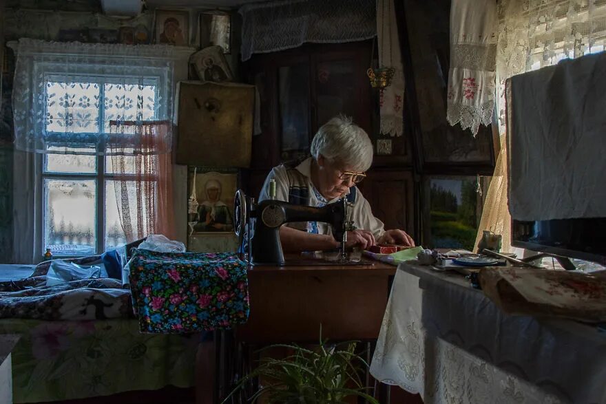 Девочка жили в деревне. Женщины живущие в деревне. Женщина в заброшенной деревне. Одинокие бабушки в деревне. Шитье для деревни.