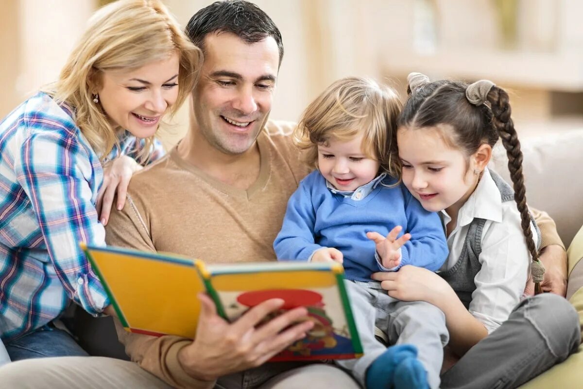 12 и 7 читать. Семейное чтение. Чтение в семье. Читающая семья. Читаем всей семьей.