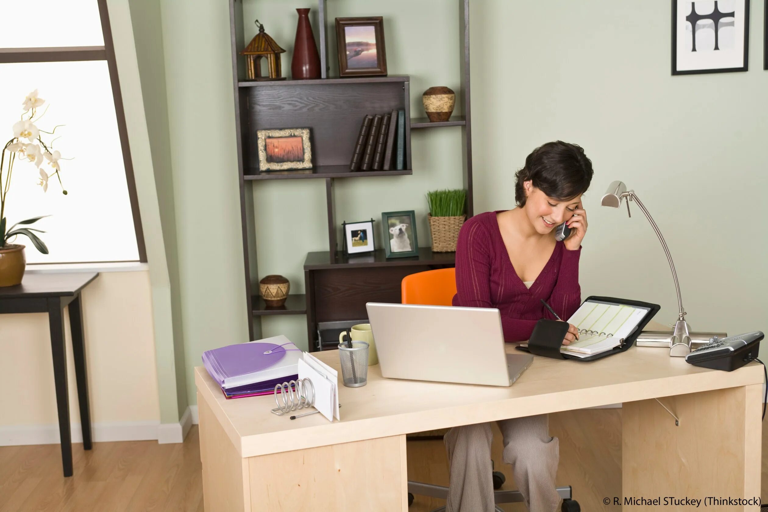 Home work на русском. Подкаст в офисе. работа home office. менеджер хоум офис. компьютер для работы в офисе.