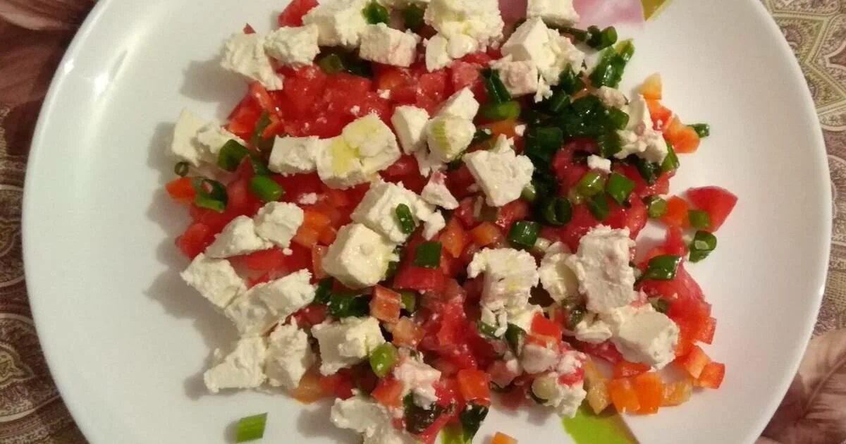 Греческий салат с фетой и оливками. Салат с брынзой пошаговый рецепт. Греческий салат на блюде. Брынза с зеленью салат. Салат с брынзой пошаговый рецепт.