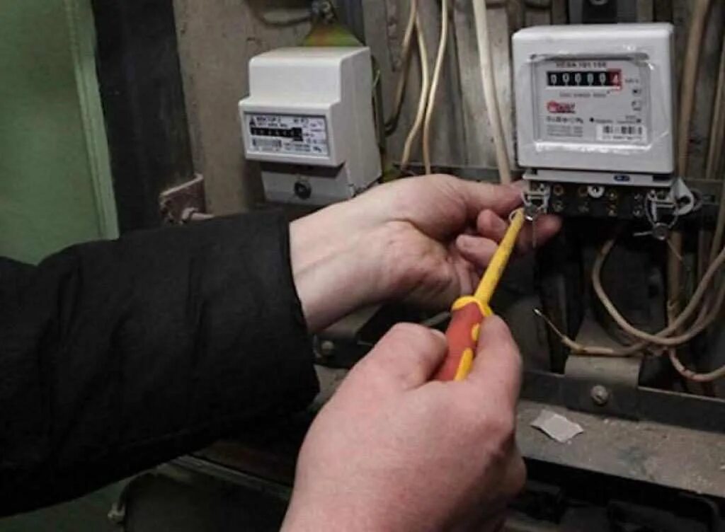 Счетчики электроэнергии в мкд. Воровство электроэнергии в частном доме. Счётчик электроэнергии в подъезде. Способы воровства электроэнергии. Прибор учета электроэнергии.