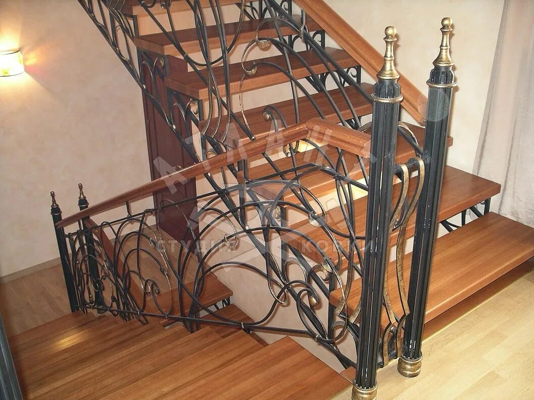 Деревянная лестница с кованными перилами. Кованые лестницы. Лестница ковка. Кованые перила на деревянной лестнице. Кованая лестница купить