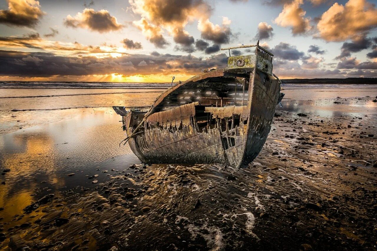 По ночам корабли бросали. Кладбище кораблей аральское море. По ночам корабли бросали. Заброшенные корабли. Брошенные корабли.