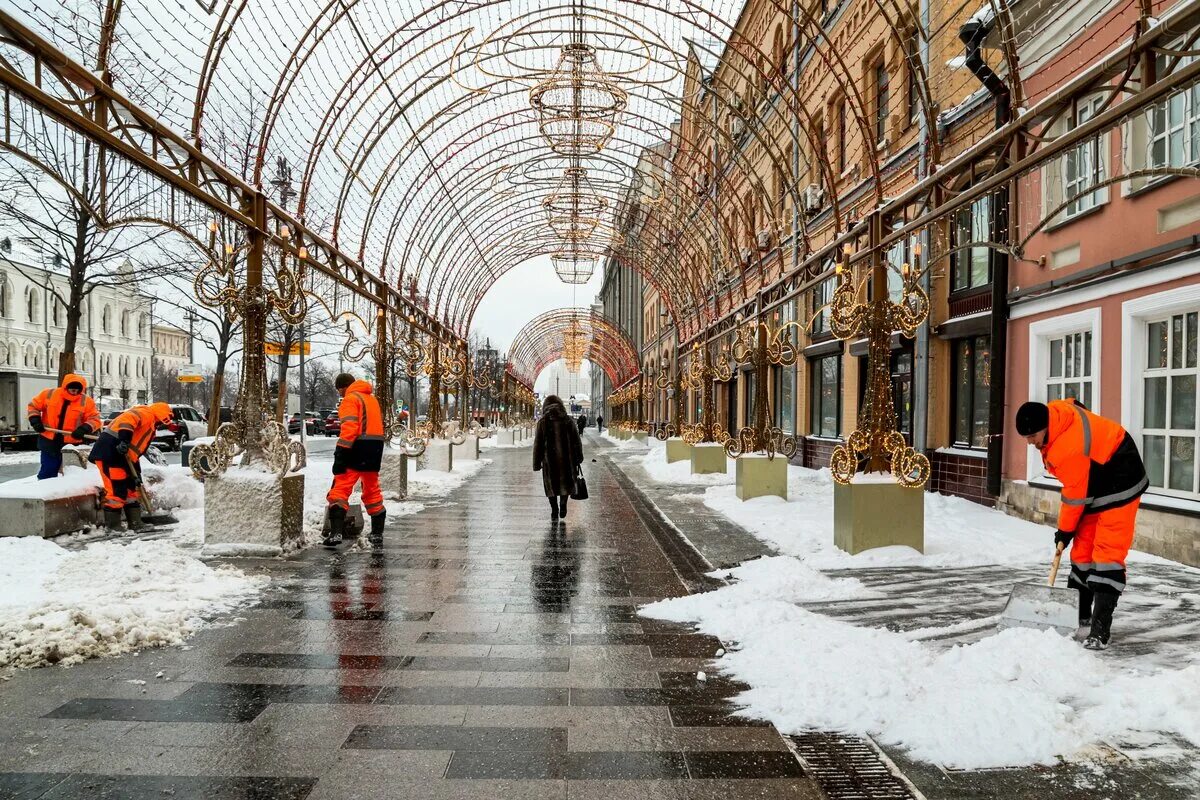 Как убирают снег в москве. Снегопад в москве. Январь без снега москва. Чистильщик снега. Сугробы в москве.