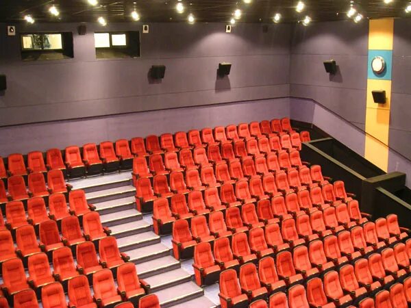 Кинотеатр мираж смоленск макси. Макси смоленск мираж зал 2. Мираж синема зал 4. Кинотеатр щукинская каро. Зал 8 программа.